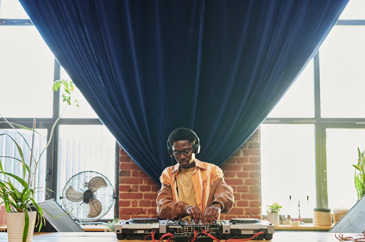 Muzyka na wesele: Piosenki z lat '90 idealne do tańca